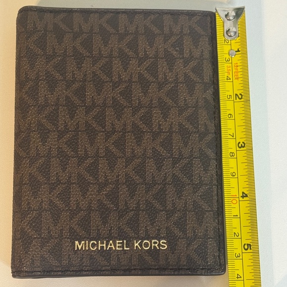 MICHAEL KORS Travel Passport Case Wallet MK Logo Brown/Gold 5.5"x 4" - NWOT! - Picture 6 of 8
